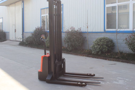 Walkie Straddle Stacker