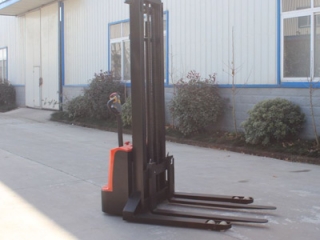 What Are the Differences Between Cross-leg Stacker and Legless Stacker? 