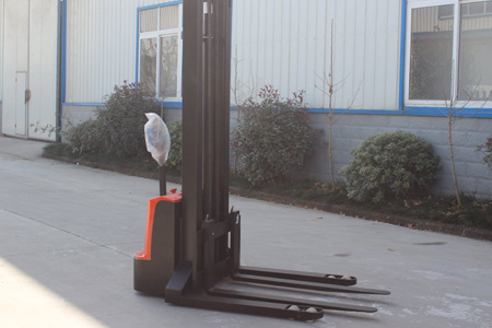 Walkie Straddle Stacker