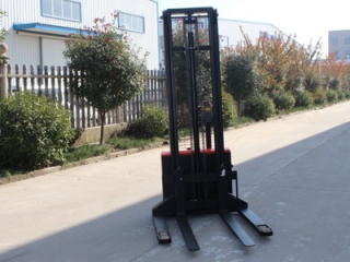 Walkie Cross-Leg Fully Electric Stacker with Maintenance-Free Design