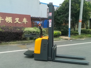 Common Faults of Easy-to-Operate Ride-on Electric Stacker
