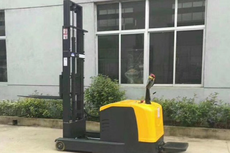 Stand-on Forward Moving Stacker