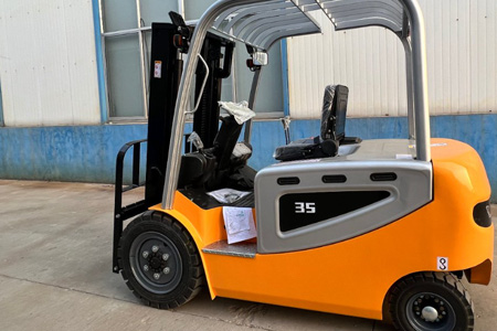 Maintenance-Free Tow Tractor