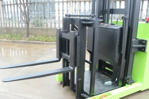 2026 Price Guide: Electric 3-Way Forklifts for Narrow Aisles