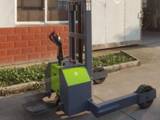 Off-Road vs Standard Electric Stackers: Which to Choose for Outdoor Use?