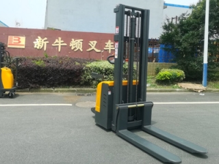 Newnewton Ride-on Double-Pallet Stacker: Factory Direct Supply