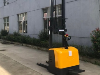 Ride-on Double Pallet Stacker: Ideal for Narrow Warehouse Aisles