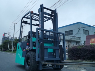 3-Wheel Electric Forklift: Highly Efficient for Small Spaces