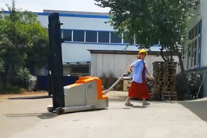 Difference Between Walkie Counterbalance Stacker & Standard Stacker