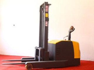 Ride-on Electric Reach Stacker for Efficient E-Commerce Warehousing