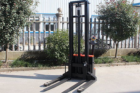 Newnewton Straddle Leg Forklift