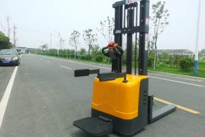 Which Stacker is Suitable for Workshop Material Handling? Ride-on Electric Model