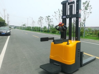 Which Stacker is Suitable for Workshop Material Handling? Ride-on Electric Model