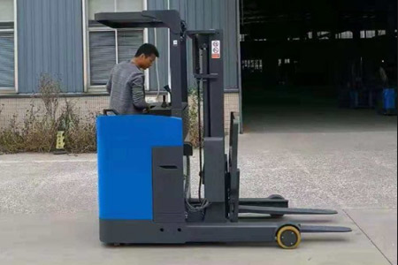 Ride-on Reach Stacker