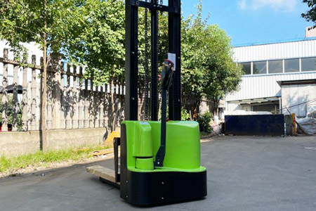 Walk-behind Electric Stacker