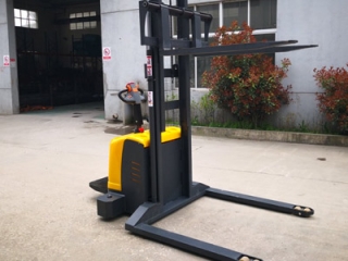 Newnewton Electric Stacker | Direct Supply from Forklift Manufacturer