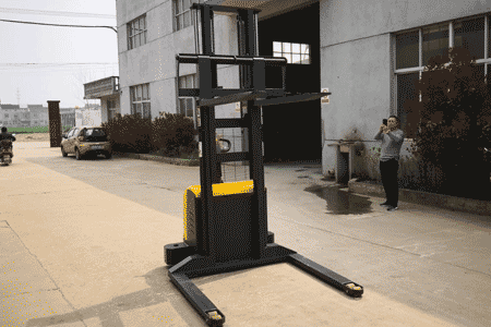 Ride-on Reach Stacker