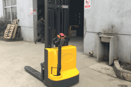 Electric Stacking Truck