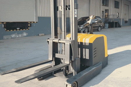 Ride-on Reach Stacker