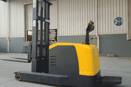 Ride-on Reach Stacker