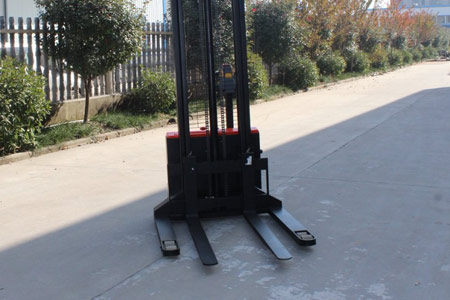 Walk-behind Straddle Stacker