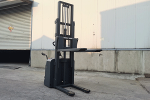 Newnewton Double Pallet Stacker | Ride-On Electric Warehouse Equipment