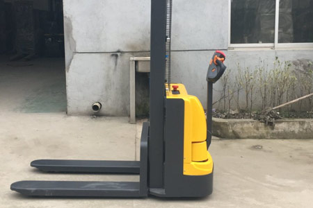 Difference Between Electric Stacker and Pallet Truck for Warehouse Use