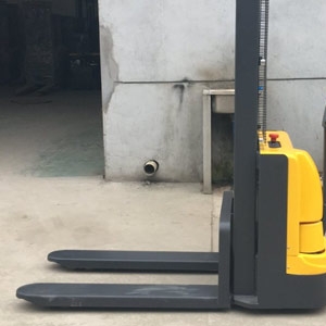 Difference Between Electric Stacker and Pallet Truck for Warehouse Use