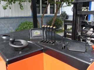 When to Use Four-Way Travel Forklift | Application Scope Guide