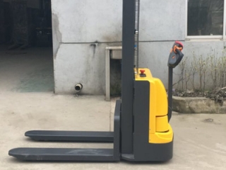 Difference Between Electric Stacker and Pallet Truck for Warehouse Use