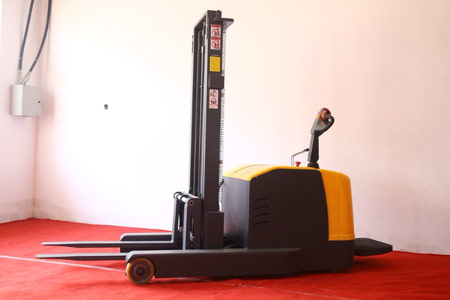 Ride-On Electric Reach Stacker | Advantages for Small Warehouses