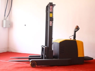 Ride-On Electric Reach Stacker | Advantages for Small Warehouses