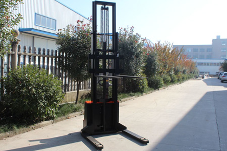 Walk-behind Straddle Stacker