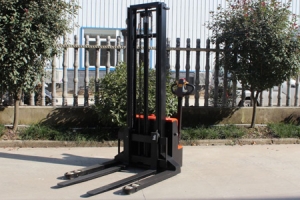 Electric Straddle Stacker Battery Life | Walk-Behind Straddle Type