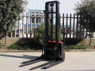 Electric Straddle Stacker Battery Life | Walk-Behind Straddle Type