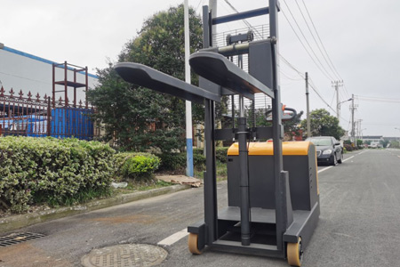 Stand-on Counterbalance Stacker