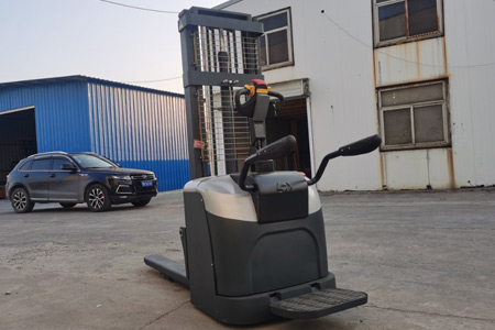 Double pallet stacker maintenance