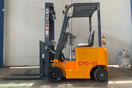 Electric four-wheel forklift