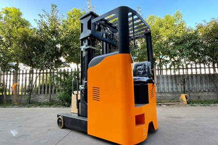 Ride-on reach stacker maintenance
