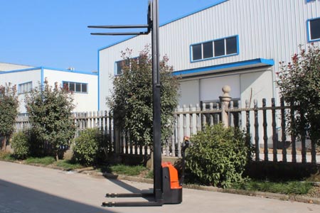 Straddle electric stacker
