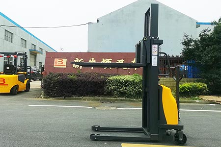 Warehouse stacking forklift