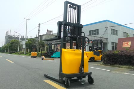 2m lifting height stacker