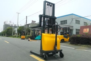 2m Lifting Semi Electric Stacker Ideal For Small Warehouse