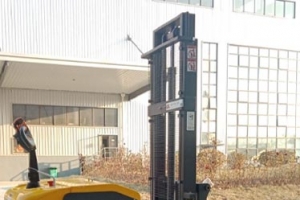 Newnewton Stand-on Reach Stacker: 2.6m Narrow Aisle Compatible