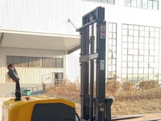 Newnewton Stand-on Reach Stacker: 2.6m Narrow Aisle Compatible