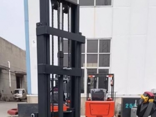Electric Counterbalance Stacker: No More Pallet Jamming Issues