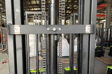Full‑electric walkie stacker mast