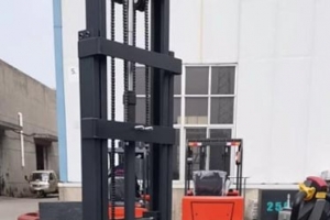 Skip Oversized Trucks! Small Electric Forklift Saves Warehouse Space