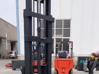 Skip Oversized Trucks! Small Electric Forklift Saves Warehouse Space