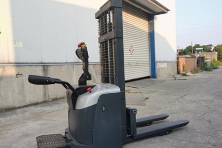 3m lift stand-on stacker